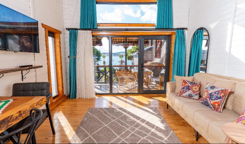 En fazla 2 yetişkin + 1 çocuk veya 1 yetişkin + 1 çocuk.