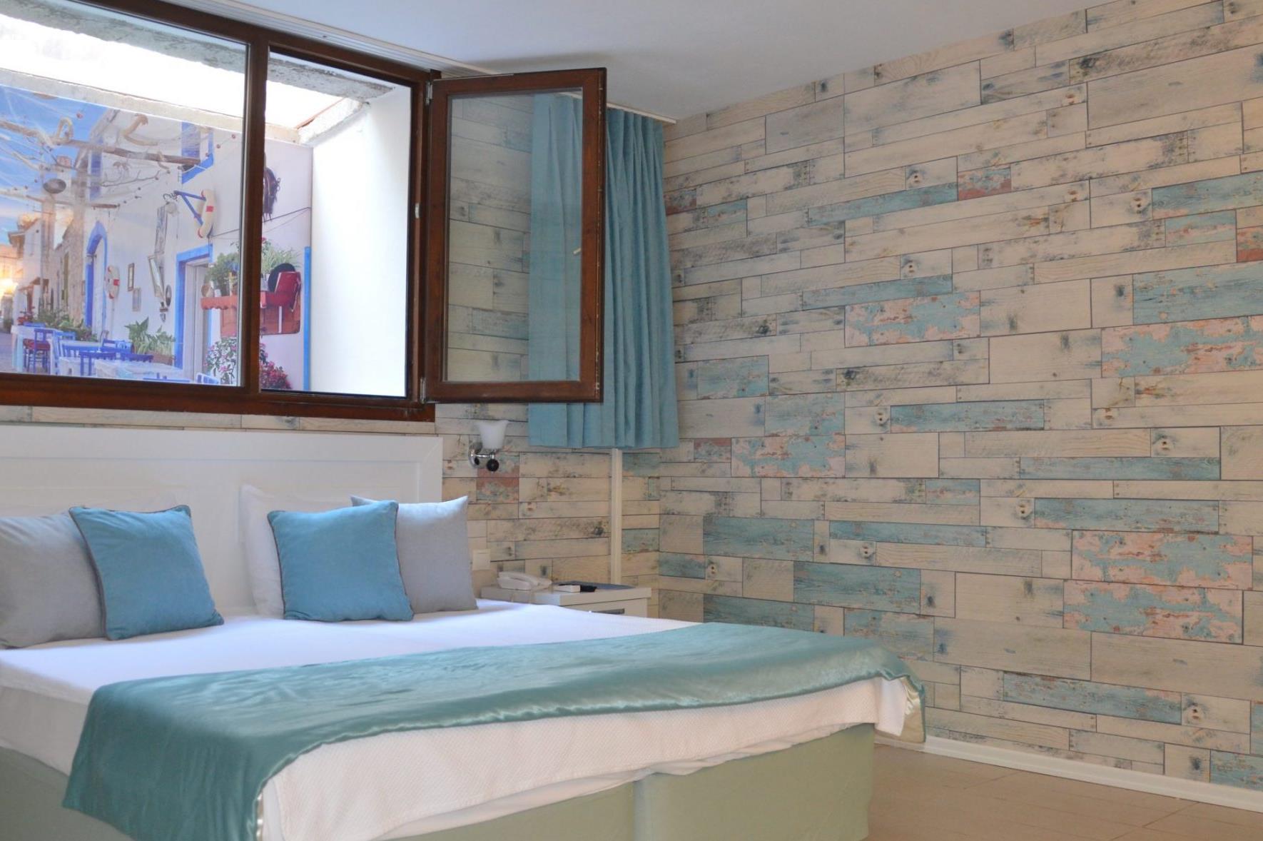 En fazla 3 yetişkin.