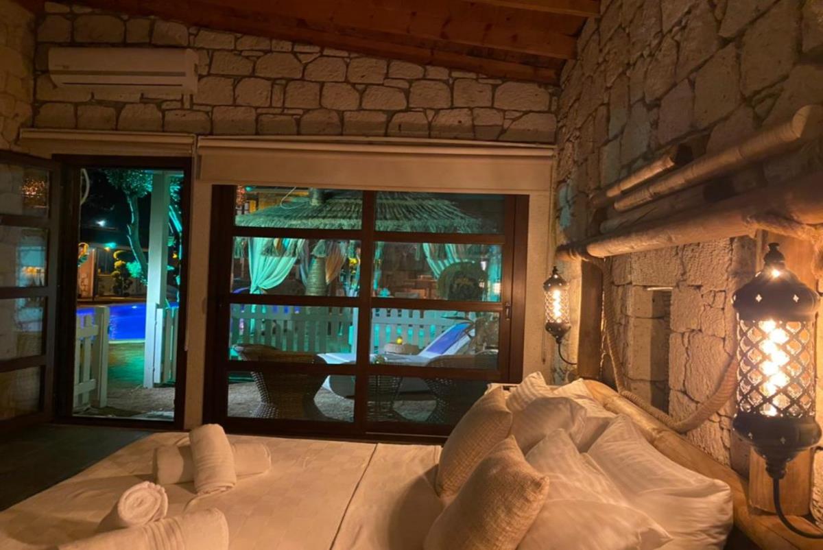 En fazla 2 yetişkin.