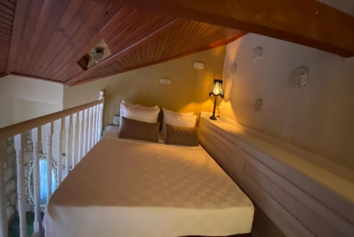 En fazla 3 yetişkin.