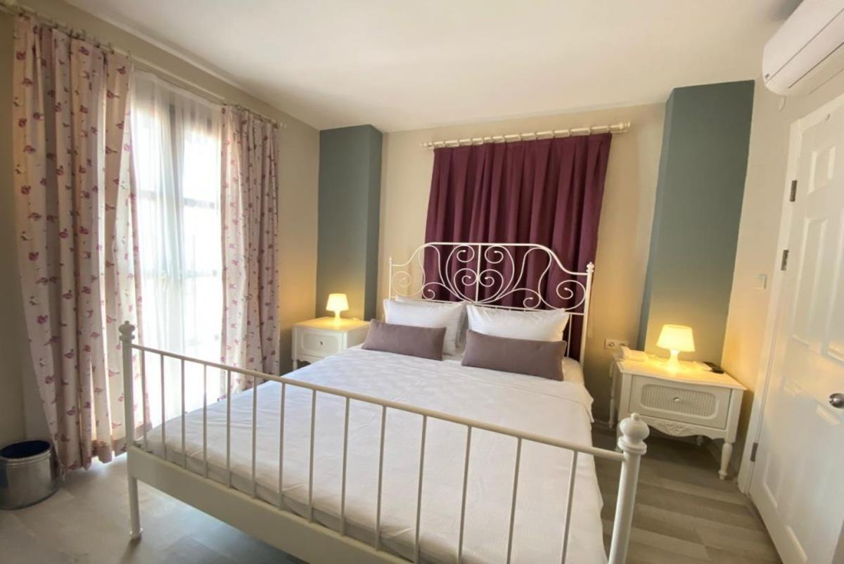 En fazla 2 yetişkin.