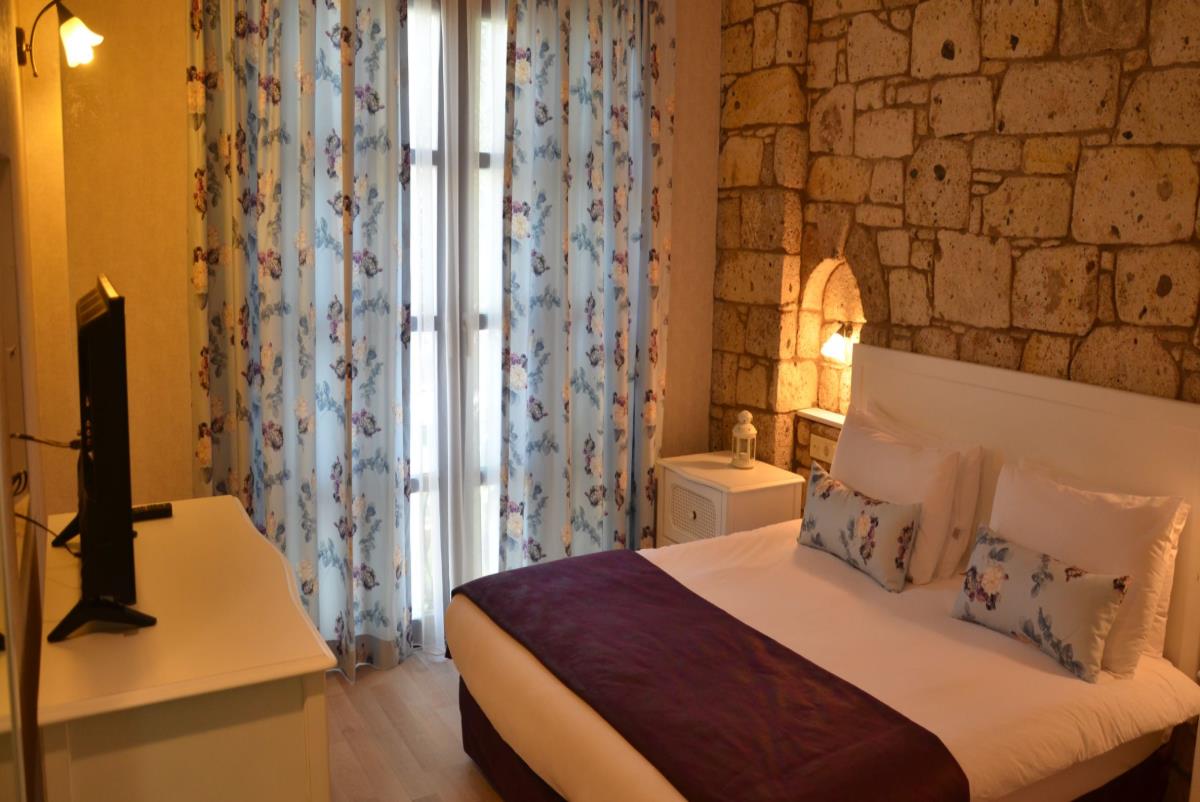 En fazla 2 yetişkin.