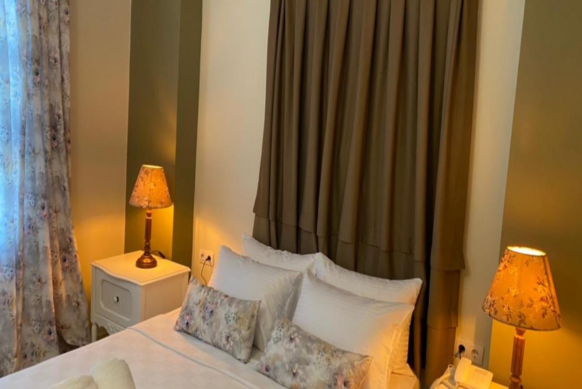 En fazla 3 yetişkin.