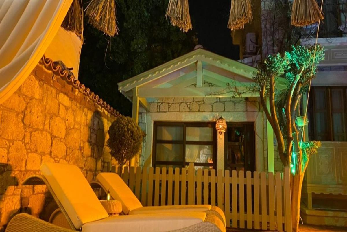 En fazla 3 yetişkin.