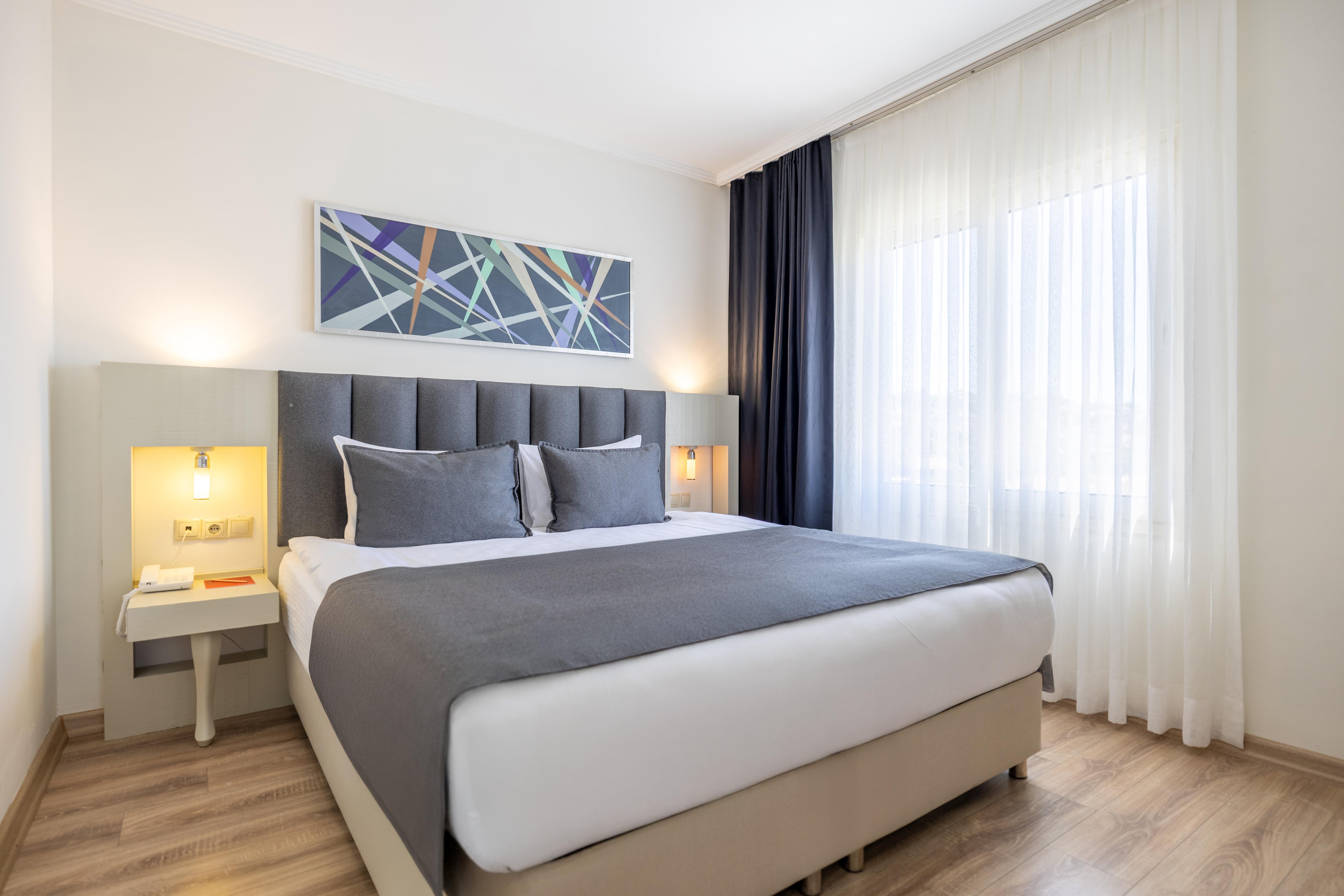 En az 2 yetişkin, En fazla 3 yetişkin.