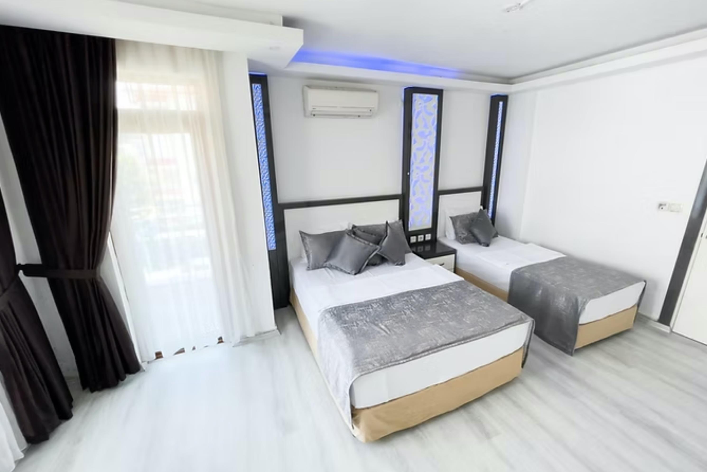 En fazla 4 yetişkin + 1 çocuk veya 3 yetişkin + 1 çocuk.