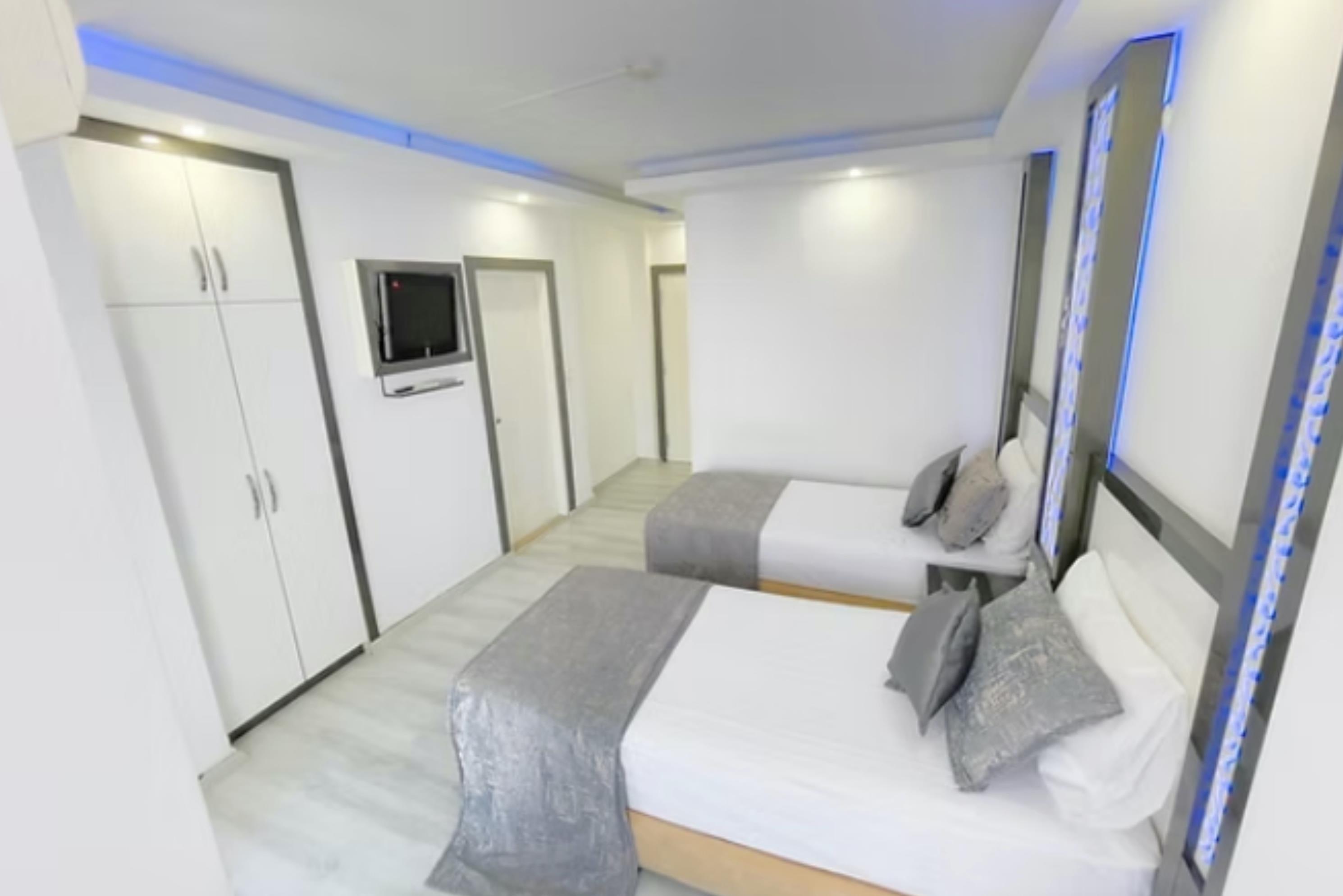 En fazla 2 yetişkin + 1 bebek (0-2 yaş).