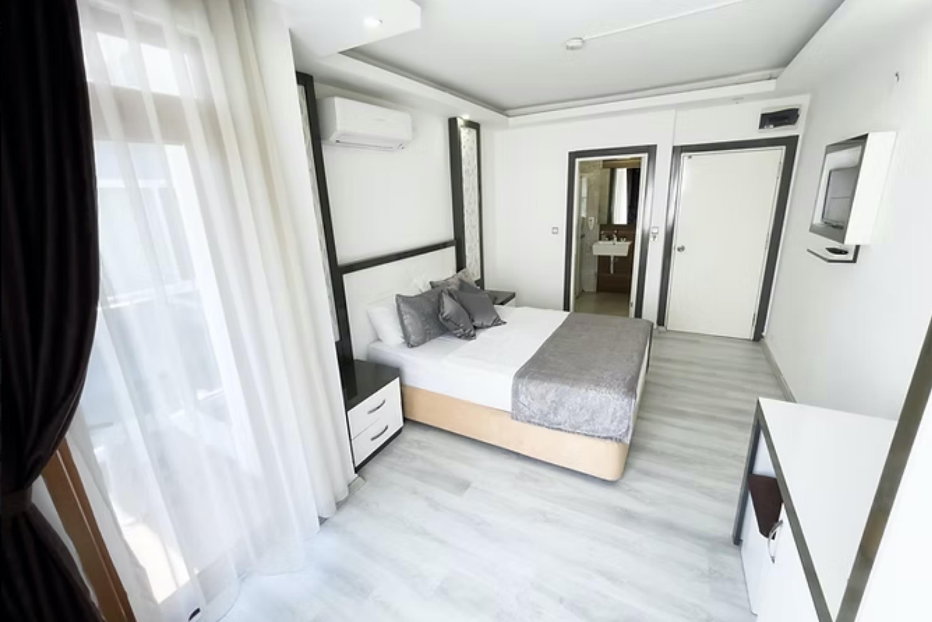 En fazla 2 yetişkin + 1 bebek (0-2 yaş).