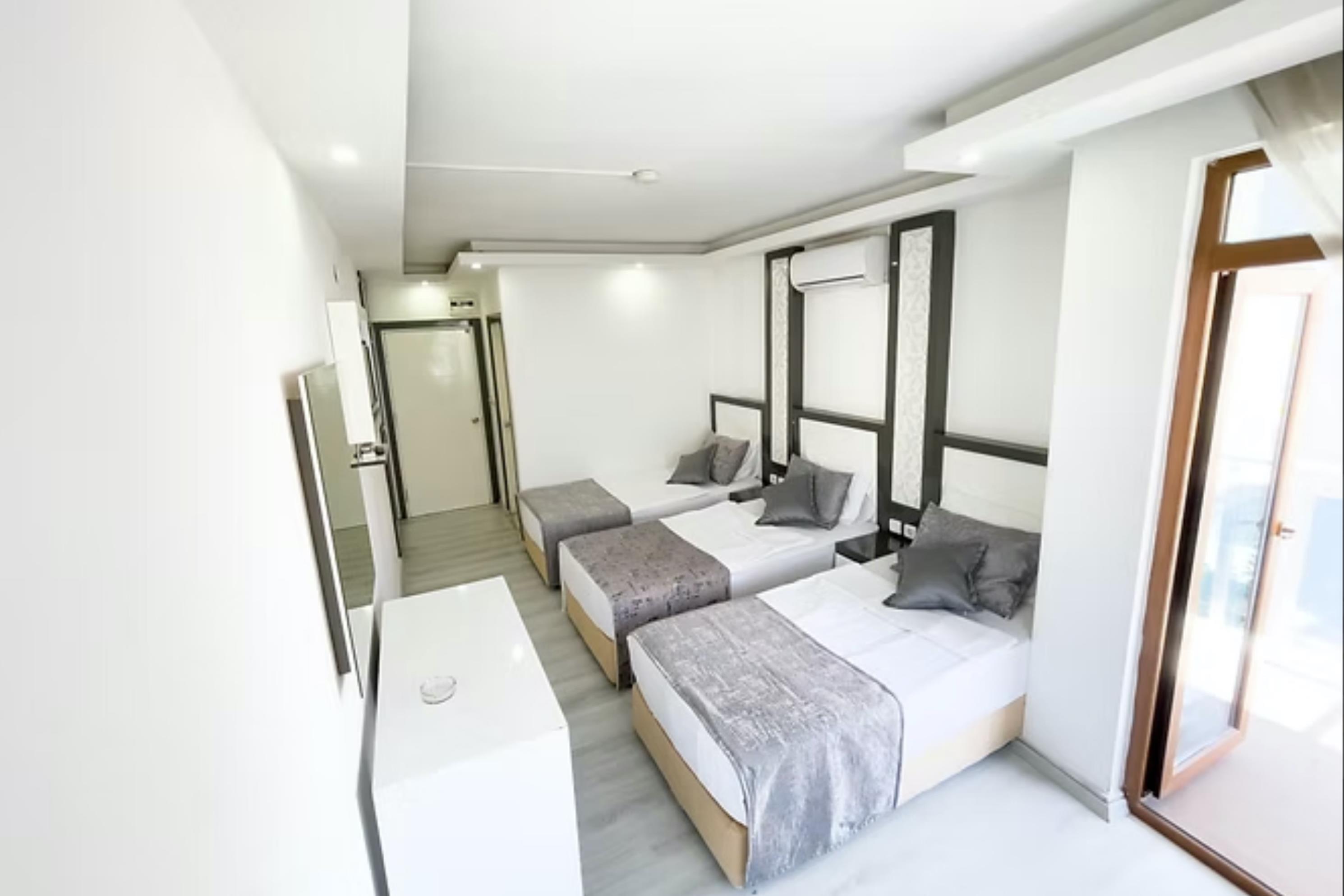 En fazla 3 yetişkin veya 2 yetişkin + 1 çocuk.