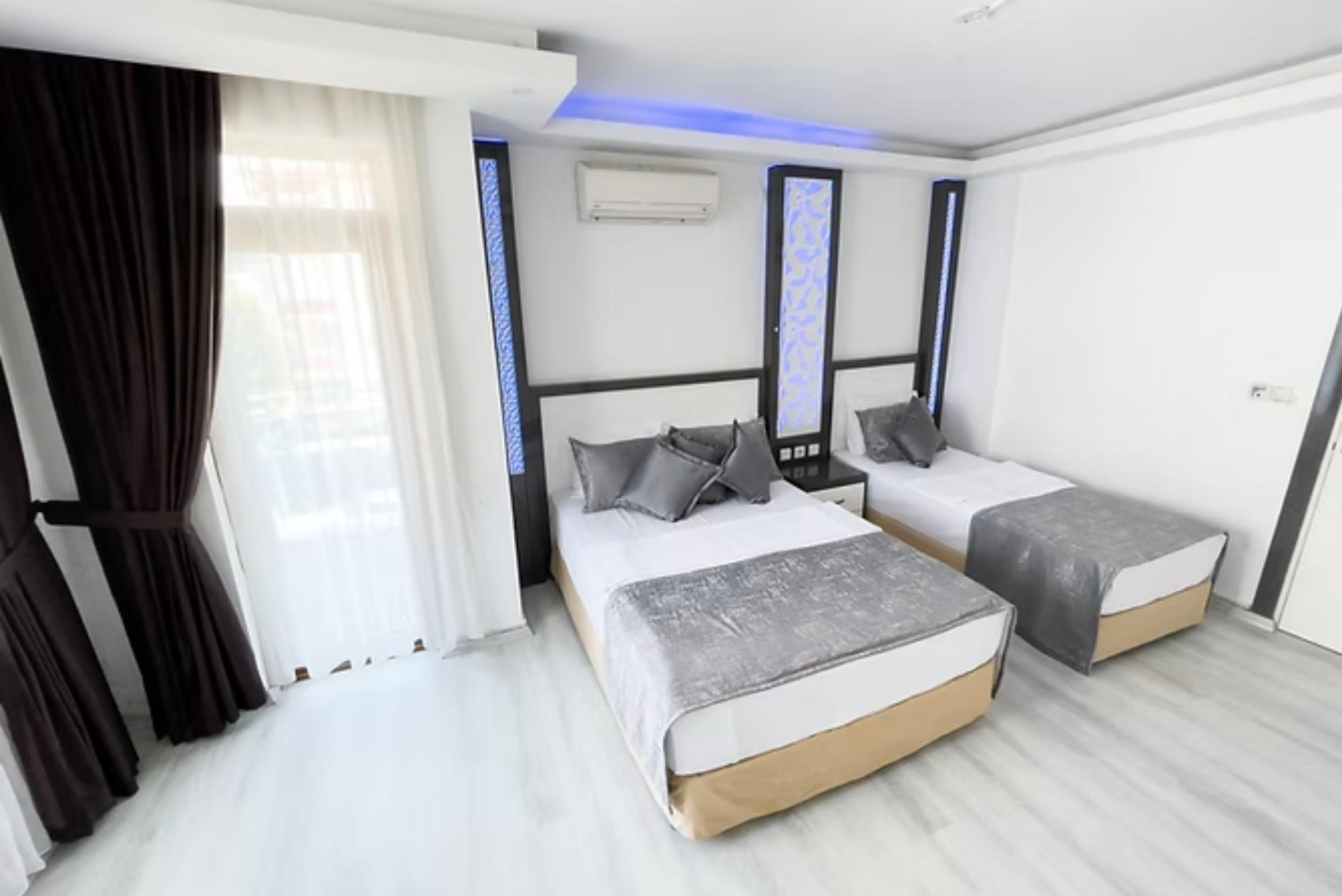 En fazla 3 yetişkin + 1 bebek (0-2 yaş).