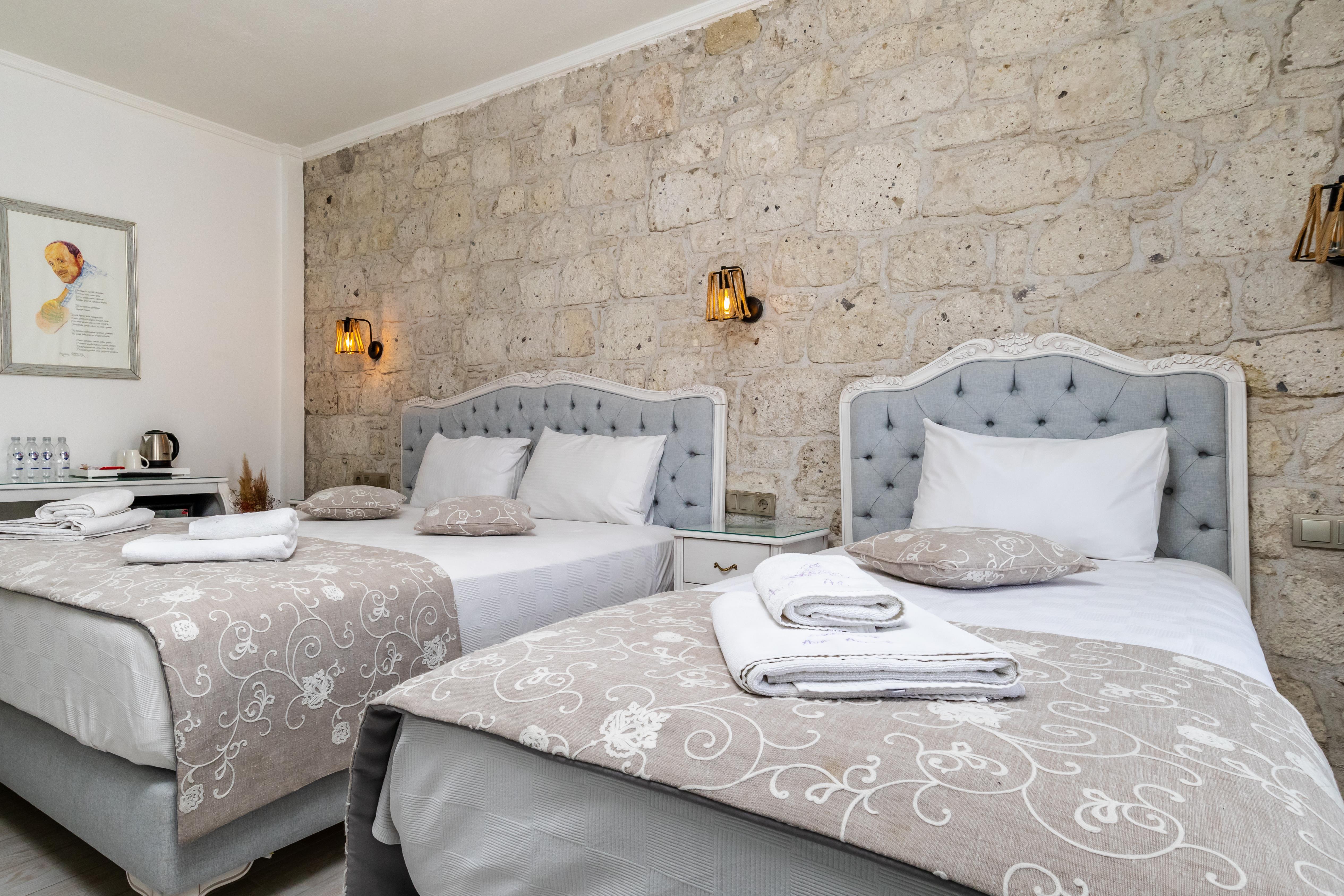 En az 2 yetişkin, En fazla 4 yetişkin.