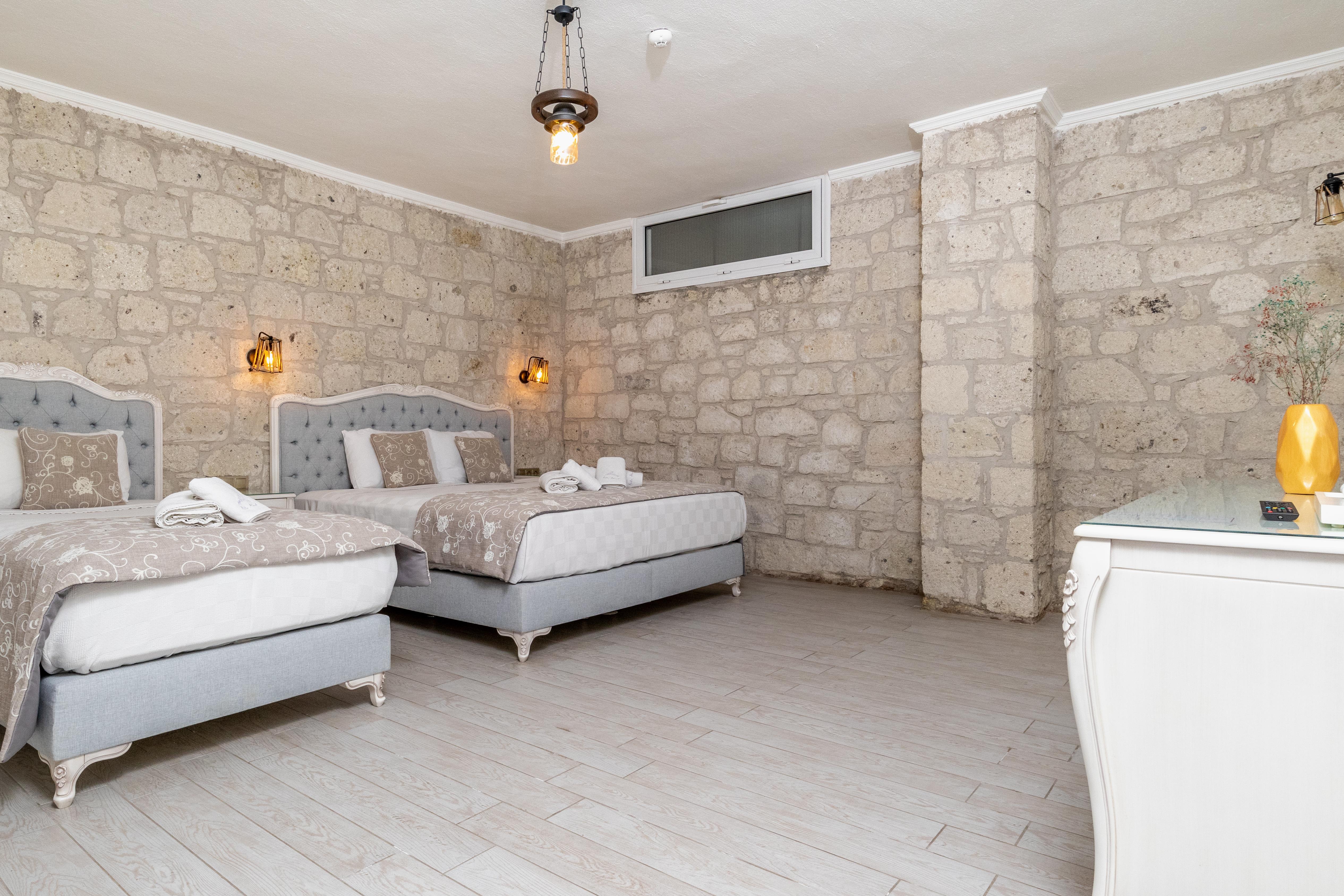 En fazla 3 yetişkin.