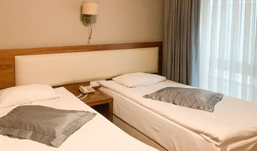 En fazla 2 yetişkin + 1 bebek (0-2 yaş).