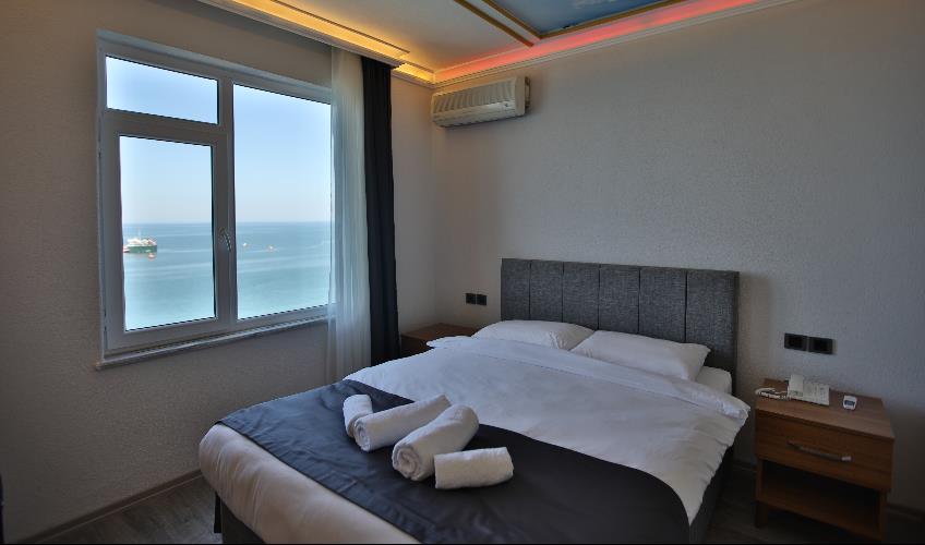 En fazla 2 yetişkin + 1 bebek (0-2 yaş).