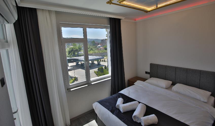 En fazla 2 yetişkin + 1 bebek (0-2 yaş).