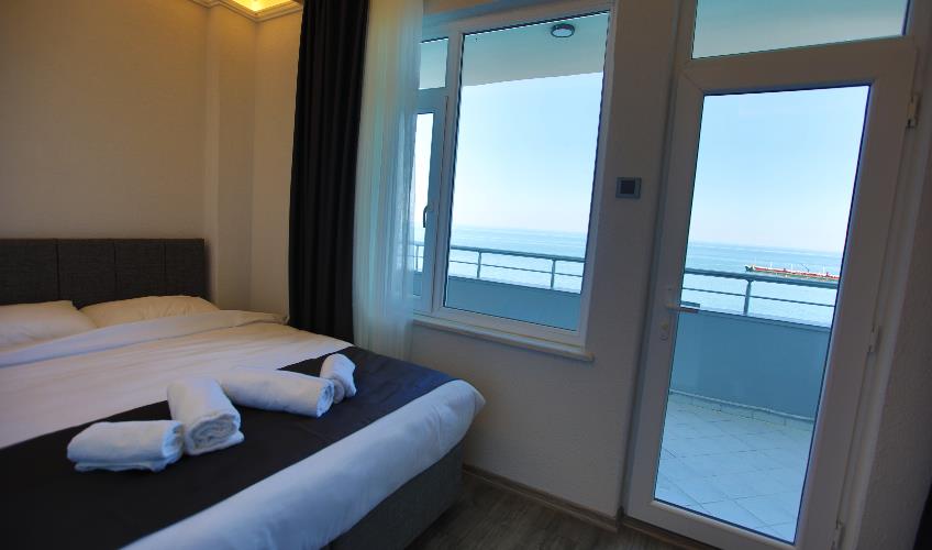 En az 3 yetişkin, En fazla 3 yetişkin + 1 bebek (0-2 yaş).