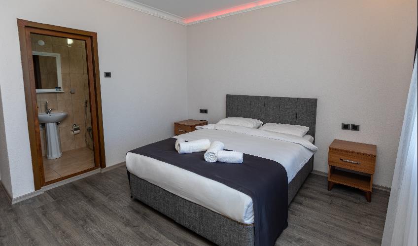 En fazla 2 yetişkin + 1 bebek (0-2 yaş).