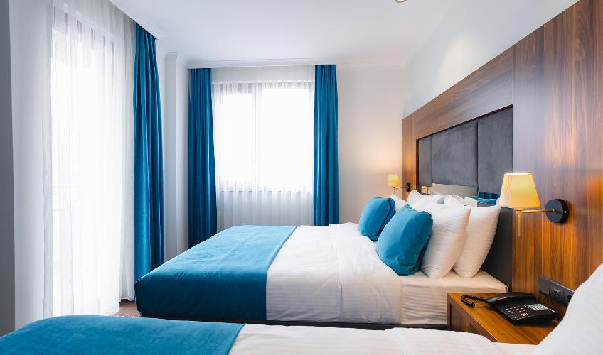 En fazla 4 yetişkin + 1 bebek (0-2 yaş).