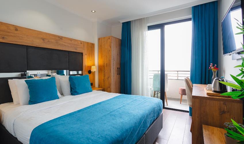 En fazla 2 yetişkin + 1 bebek (0-2 yaş).