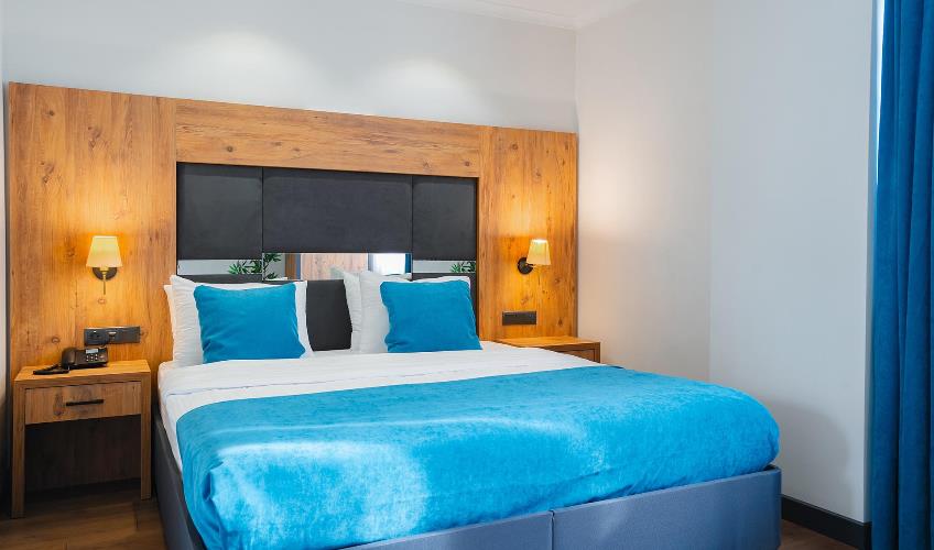 En fazla 3 yetişkin + 1 bebek (0-2 yaş).