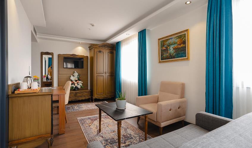 En fazla 3 yetişkin + 1 bebek (0-2 yaş).