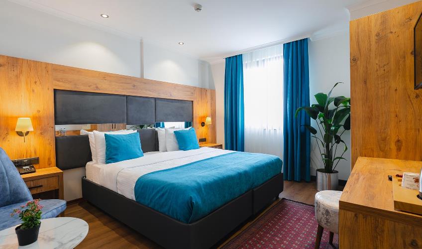 En fazla 2 yetişkin + 1 bebek (0-2 yaş).