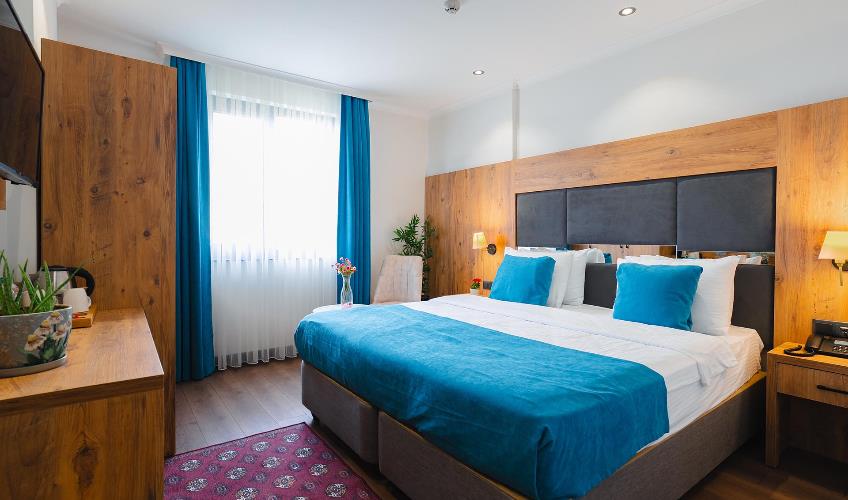 En fazla 1 yetişkin + 1 bebek (0-2 yaş).