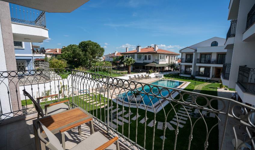 En fazla 3 yetişkin + 1 çocuk + 1 bebek (0-2 yaş) veya 2 yetişkin + 1 çocuk + 1 bebek (0-2 yaş).