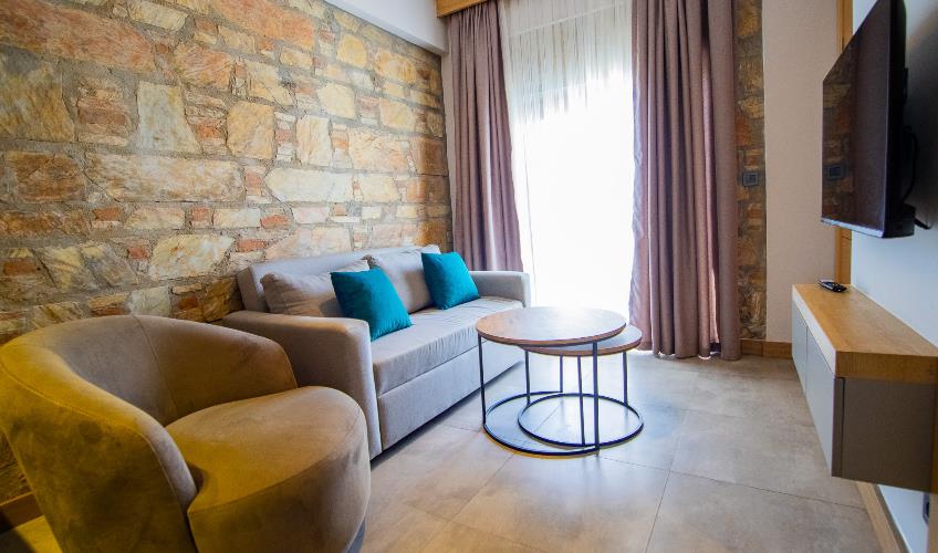 En fazla 3 yetişkin + 1 çocuk + 1 bebek (0-2 yaş) veya 2 yetişkin + 1 çocuk + 1 bebek (0-2 yaş).