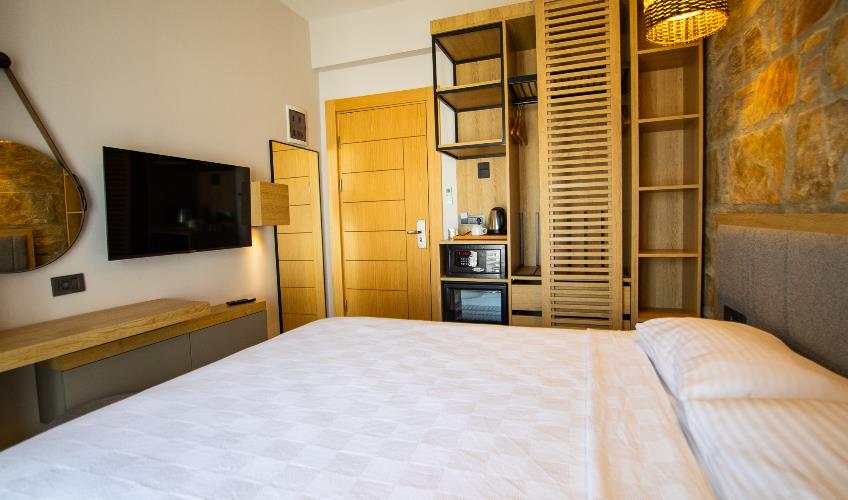 En fazla 2 yetişkin + 1 bebek (0-2 yaş).