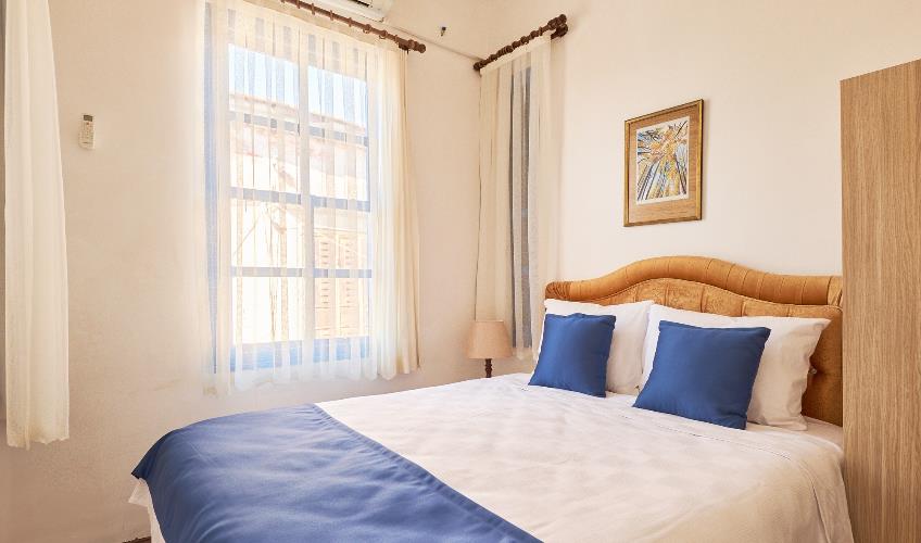 En fazla 3 yetişkin.