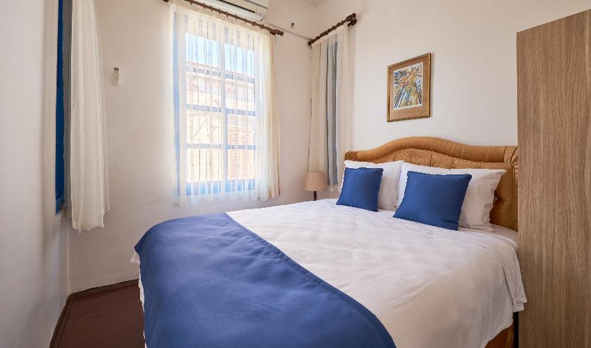 En fazla 3 yetişkin.