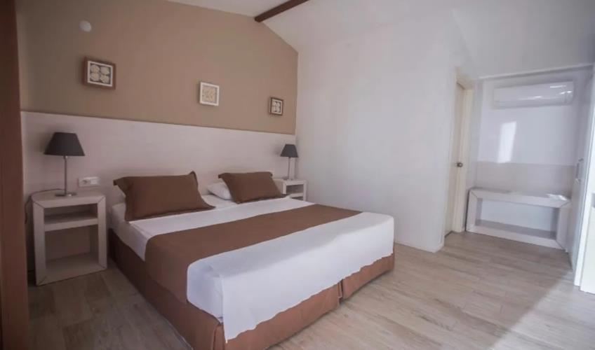 En az 2 yetişkin, En fazla 3 yetişkin.