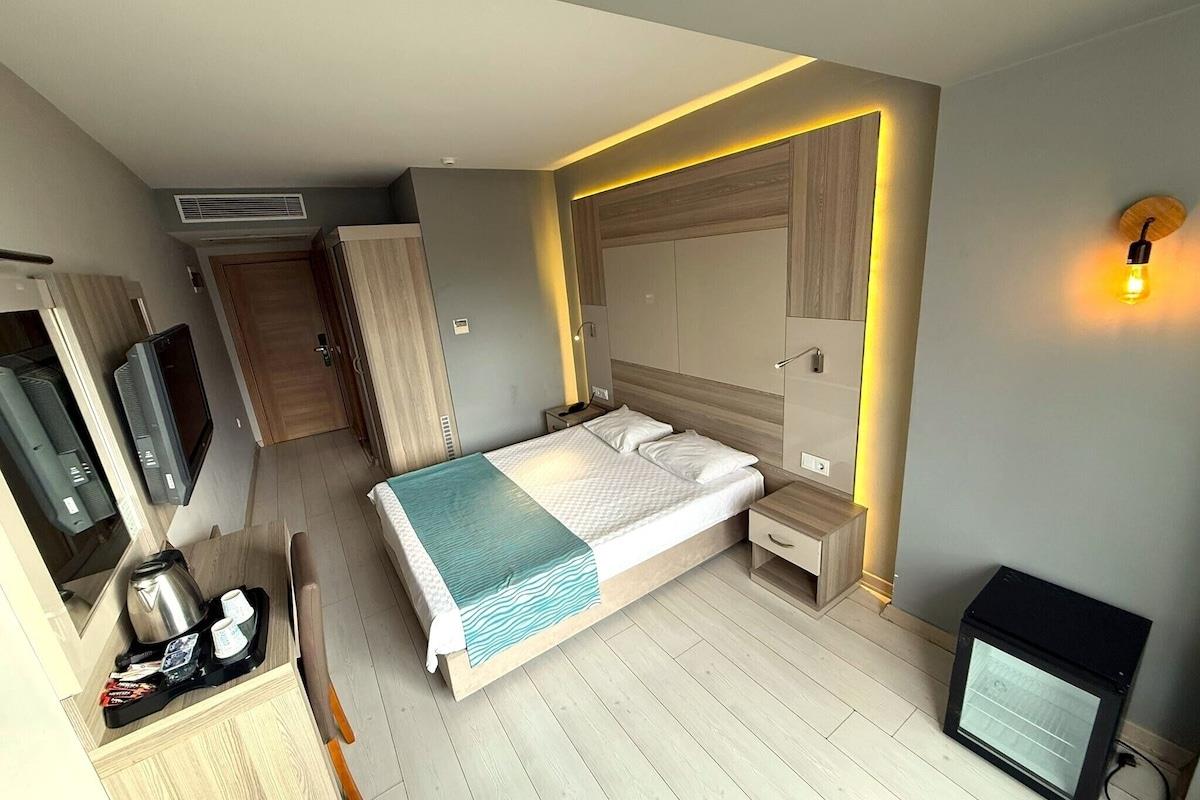 En fazla 2 yetişkin + 1 bebek (0-2 yaş).