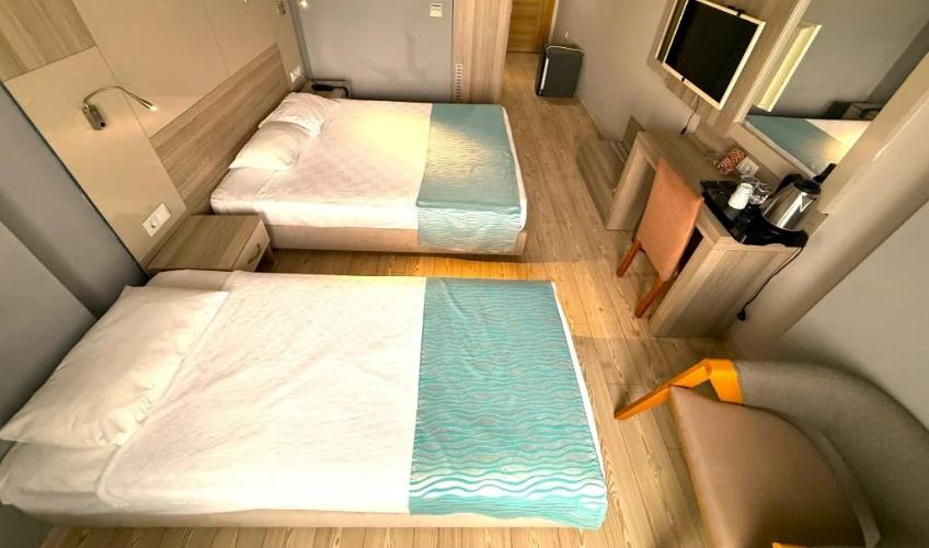 En fazla 3 yetişkin + 1 bebek (0-2 yaş).