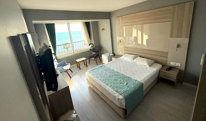 En fazla 2 yetişkin + 1 çocuk + 1 bebek (0-2 yaş) veya 1 yetişkin + 1 çocuk + 1 bebek (0-2 yaş).