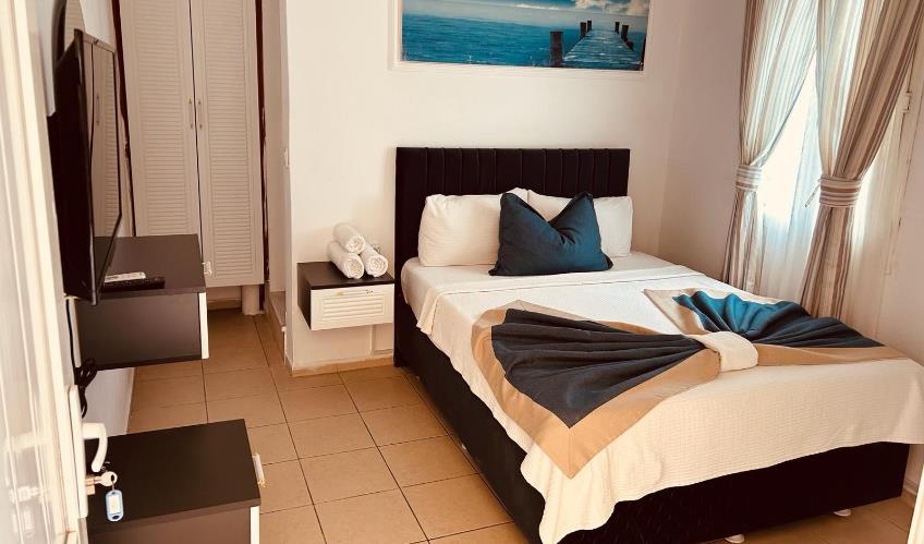 En fazla 2 yetişkin + 1 bebek (0-2 yaş).