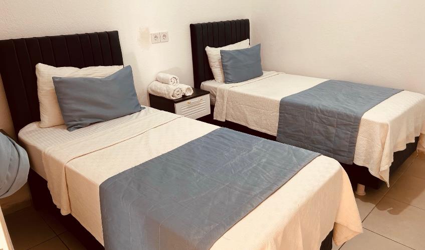 En fazla 2 yetişkin + 1 bebek (0-2 yaş).