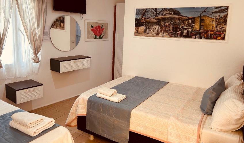 En fazla 3 yetişkin + 1 bebek (0-2 yaş).