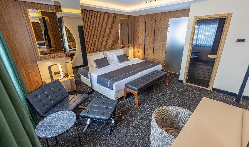 En fazla 3 yetişkin + 1 bebek (0-2 yaş).