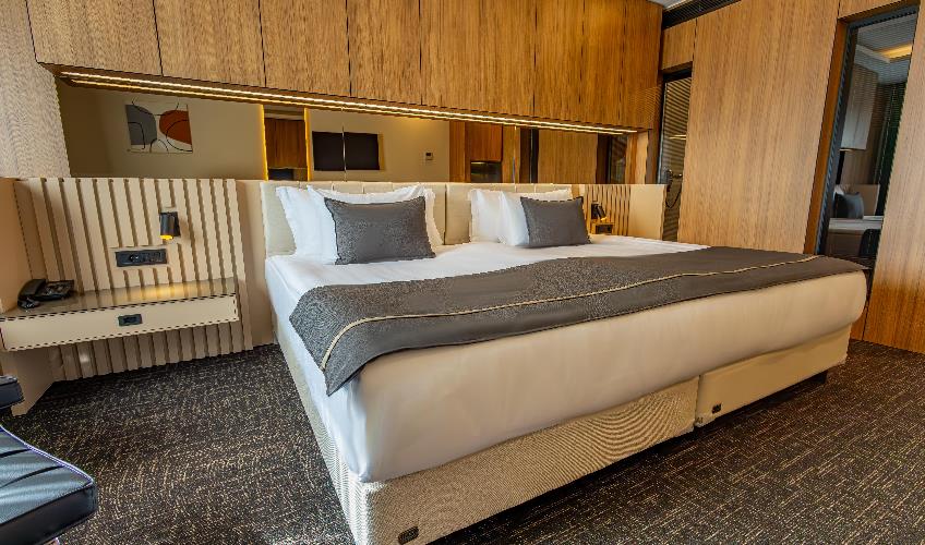 En fazla 3 yetişkin.