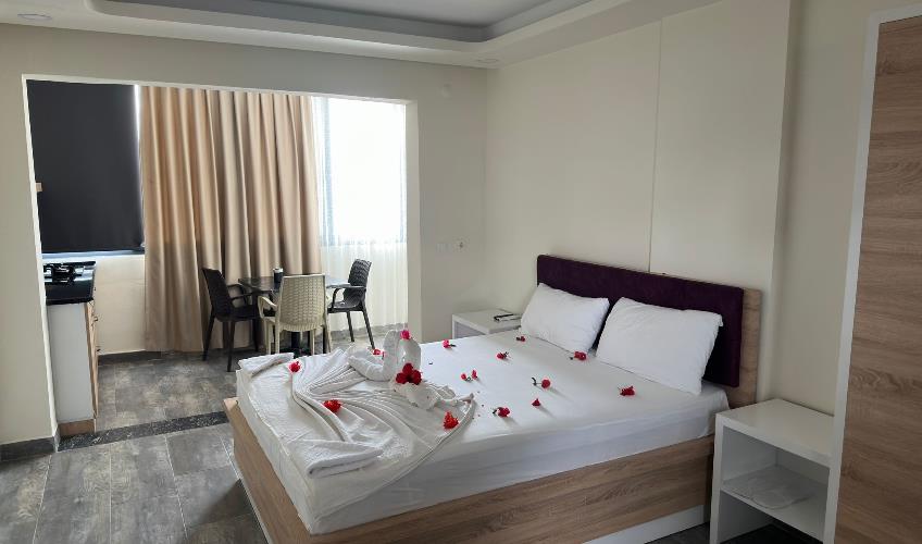 En fazla 4 yetişkin + 1 bebek (0-2 yaş).