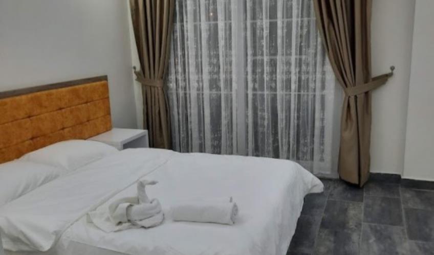 En fazla 1 yetişkin.