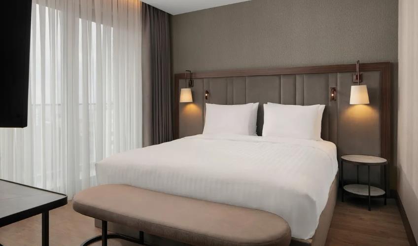 En fazla 4 yetişkin.