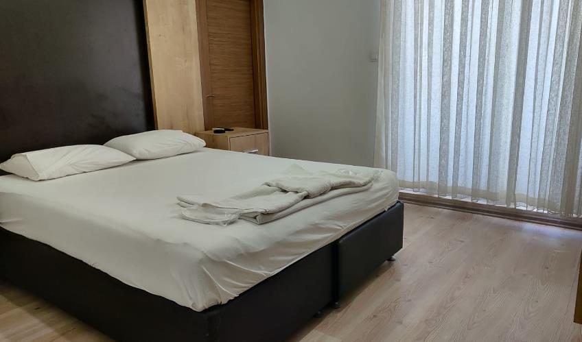 En fazla 2 yetişkin.