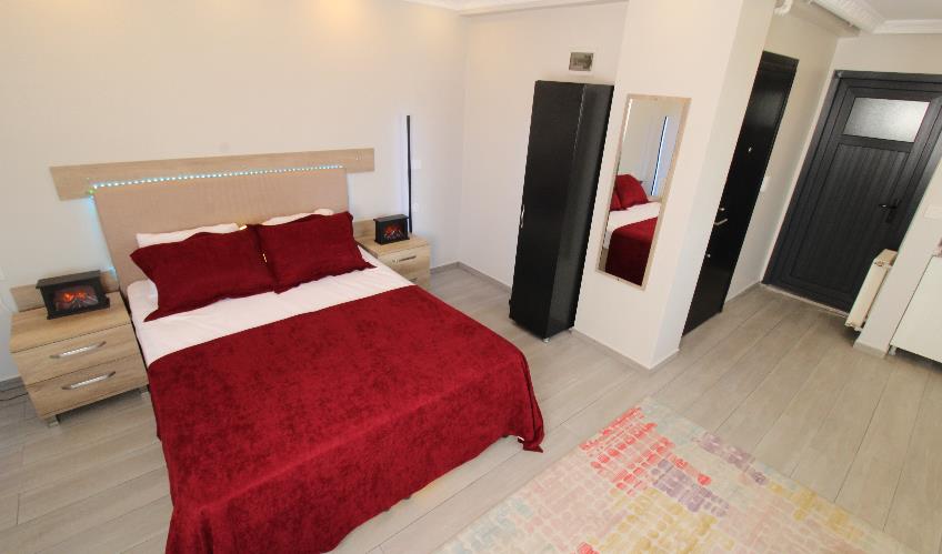 En az 2 yetişkin, En fazla 2 yetişkin + 1 bebek (0-2 yaş).