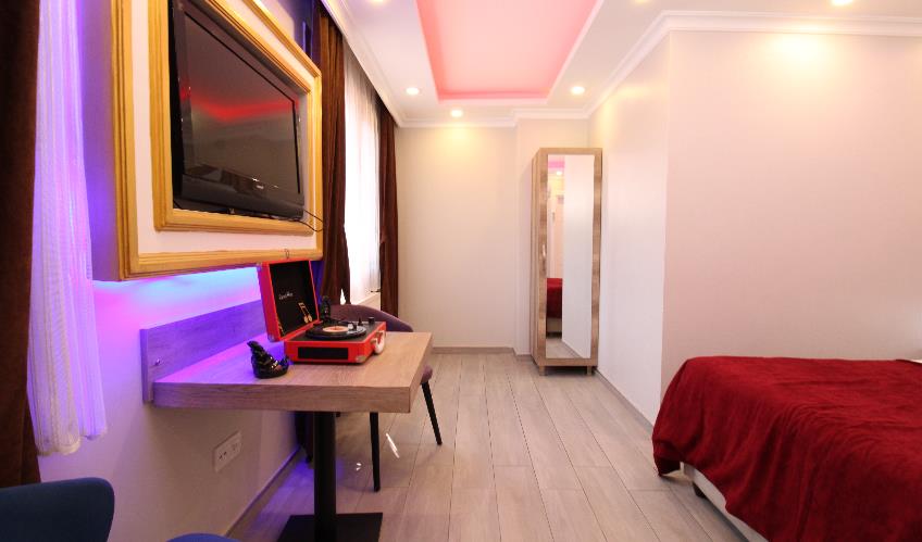 En fazla 3 yetişkin.