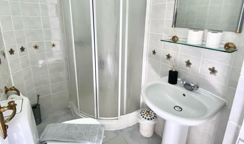 En fazla 3 yetişkin + 1 bebek (0-2 yaş).