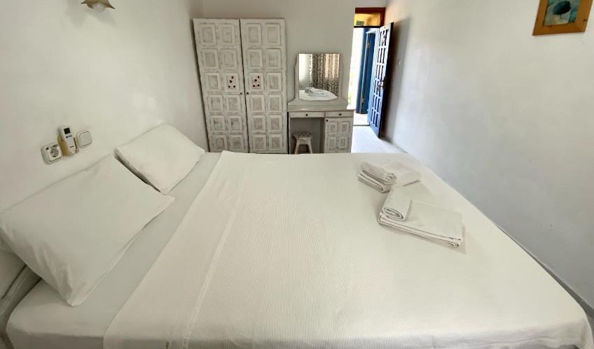 En fazla 2 yetişkin + 1 bebek (0-2 yaş).