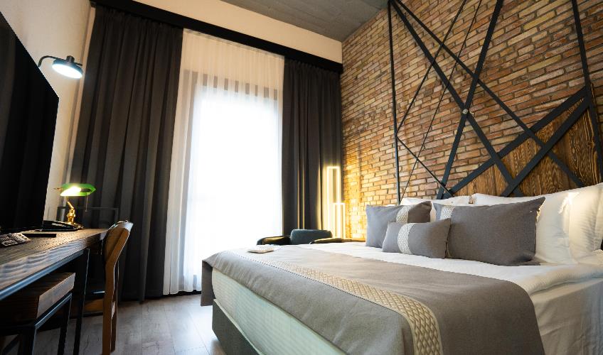 En fazla 2 yetişkin + 1 bebek (0-2 yaş).